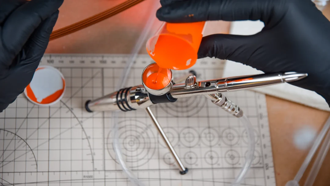 Elita Life Colours Modellbaufarbe wird in den Airbrushbecher gefüllt.