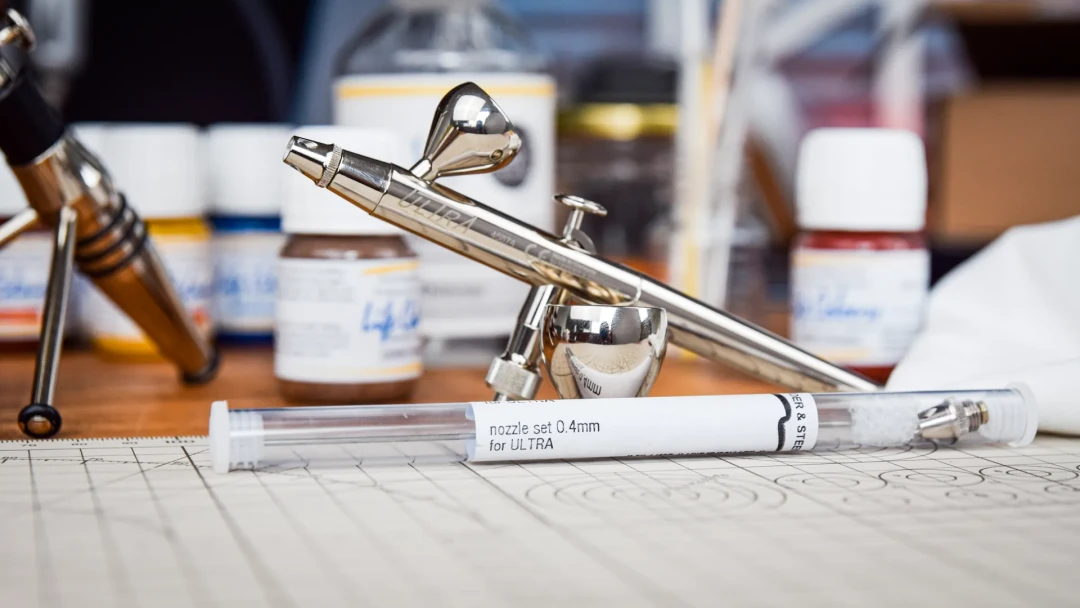 Die Airbrush Ultra von Harder & Steenbeck sauber poliert am Arbeitstisch.