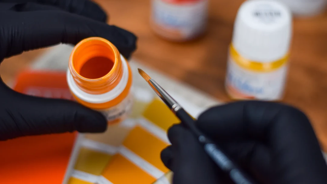 RAL Classic Farbfächer im Hintergrund und die passende Life Colours Modellbaufarbe im RAL-Farbton im Vordergrund