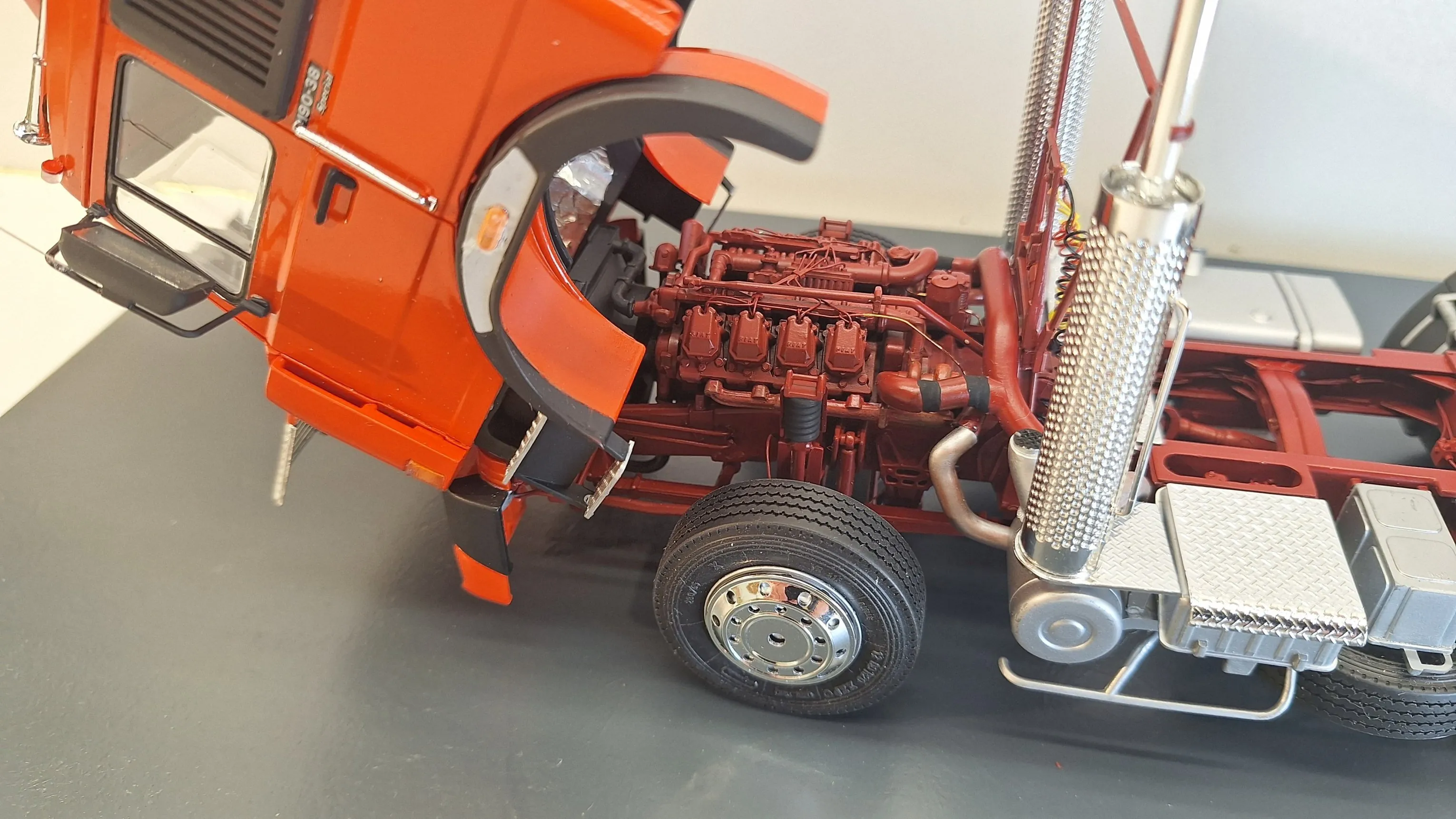 Detailaufnahme des Iveco 190-38 T Special Modelltrucks im Maßstab 1:24.