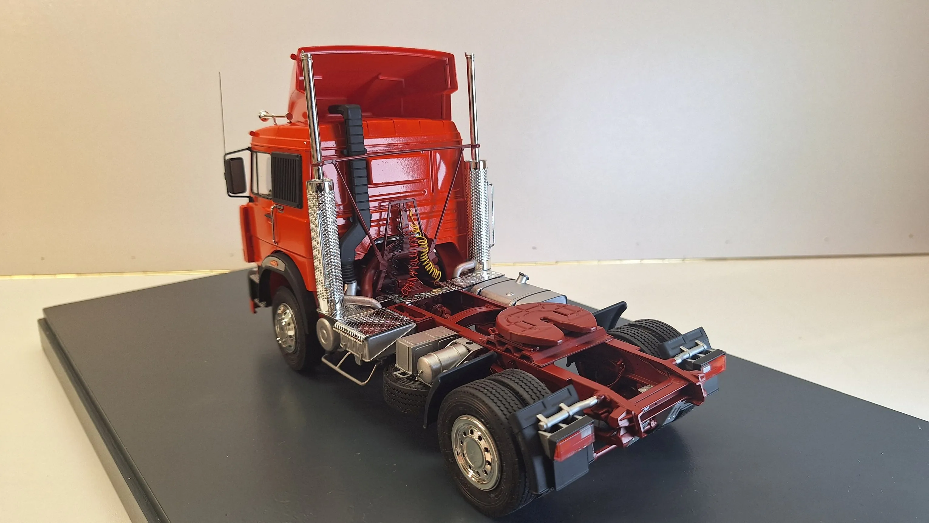 Elita Life Colours RAL Modellbaufarben für LKW- und Fahrzeugmodelle.