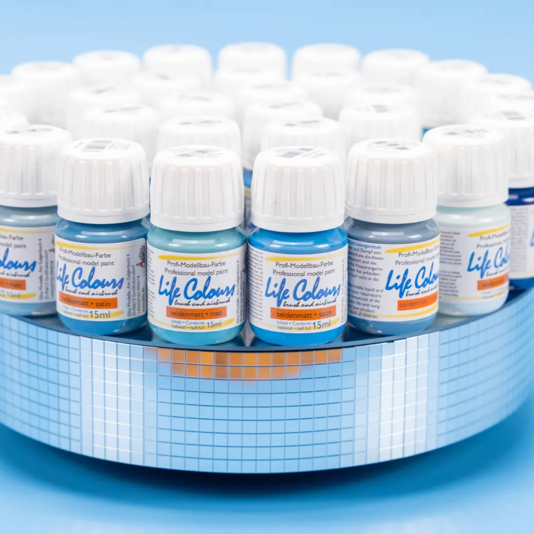 Elita Life Colours Modellbaufarbe wird in den Airbrushbecher gefüllt.