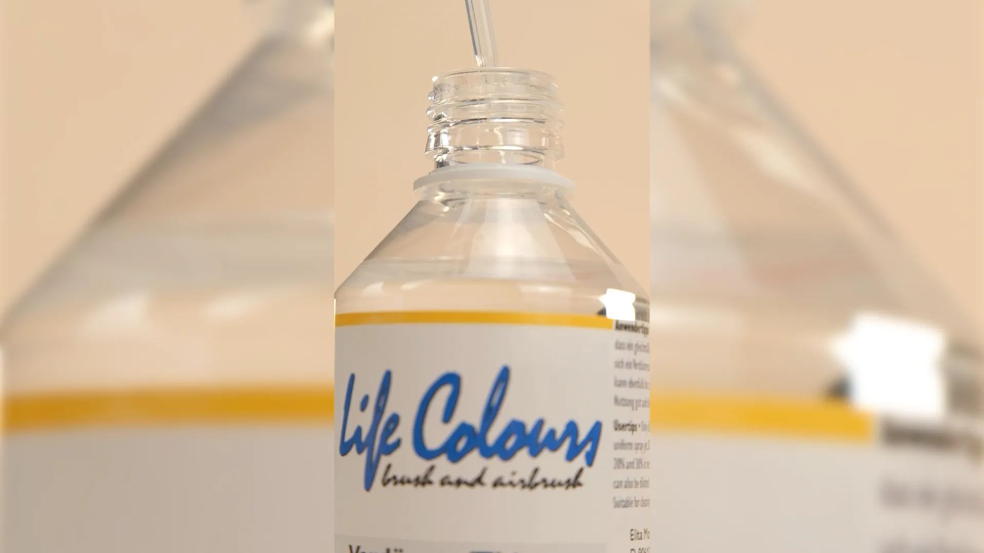 Elita Life Colours Verdünner wird mit der Pipette entnommen.