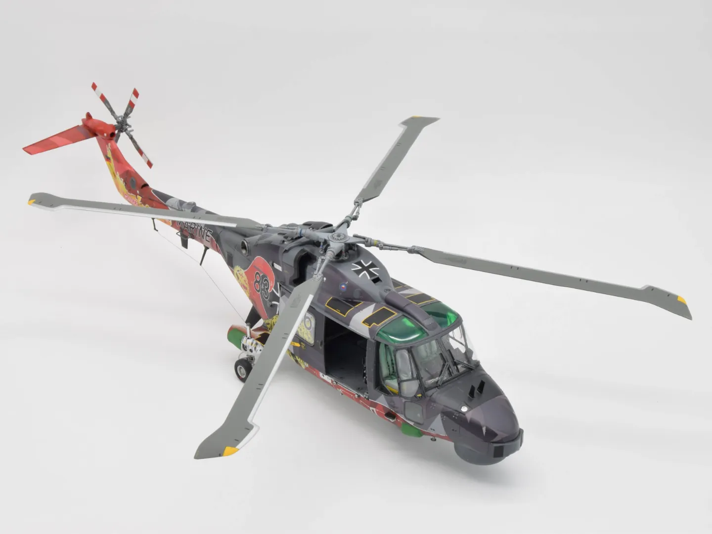 Fertiges Sea Lynx Mk.88A Modell der Deutschen Marine in Jubiläumslackierung, Frontansicht.